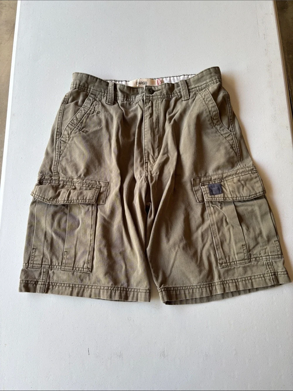 Levi’s Men's Cargo Shorts in Olive Green Size 33